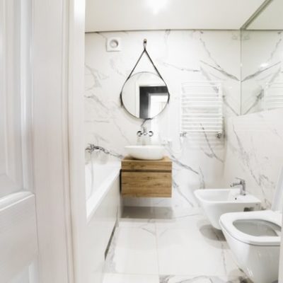 Qual o melhor porcelanato para parede de banheiro?