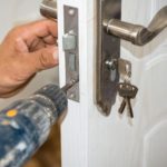 Aprenda a trocar fechadura da porta de um jeito rápido e fácil