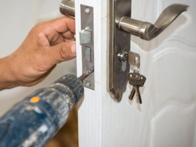 Aprenda a trocar fechadura da porta de um jeito rápido e fácil