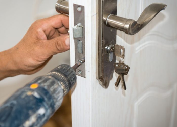 Aprenda a trocar fechadura da porta de um jeito rápido e fácil