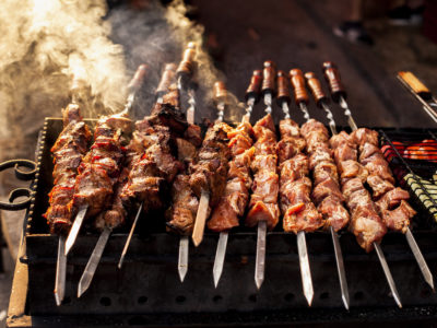Como encontrar o jogo de espetos para o churrasco perfeito?
