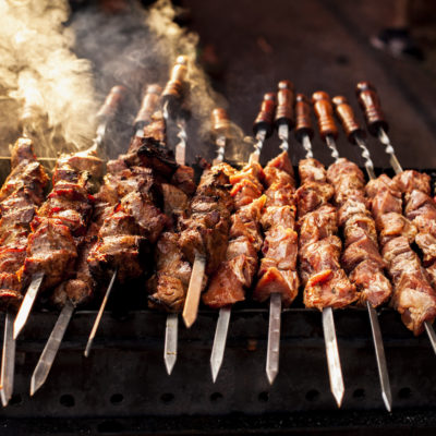 Como encontrar o jogo de espetos para o churrasco perfeito?
