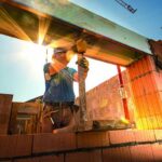 Bloco cerâmico, cimento, areia e outros produtos fazem parte da lista de materiais de construção necessários em todas as etapas de uma obra ou reforma mais trabalhosa. Para evitar gastos exorbitantes e garantir um bom resultado final, é essencial seguir à risca o planejamento e fazer o checklist dos itens que não podem faltar.