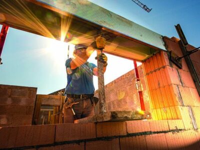 Bloco cerâmico, cimento, areia e outros produtos fazem parte da lista de materiais de construção necessários em todas as etapas de uma obra ou reforma mais trabalhosa. Para evitar gastos exorbitantes e garantir um bom resultado final, é essencial seguir à risca o planejamento e fazer o checklist dos itens que não podem faltar.