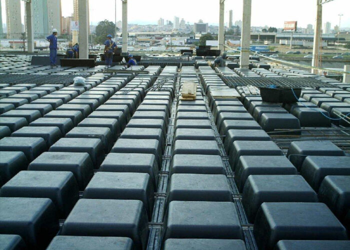 A robustez e a estrutura da laje de concreto abrem inúmeras possibilidades para a sua utilização. Por isso, na prática, é importante conhecer cada tipo e compreender as suas particularidades. Com o checklist, fica mais fácil adotar a medida mais assertiva para a sua obra. Fique atento!