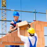 Fundamental para garantir a segurança e o conforto, o tijolo é peça-chave na fase de revestimento de uma edificação. A escolha do material certo também tem tudo a ver com o estilo do projeto, ou seja, será responsável por dar aquele toque que faz toda a diferença no resultado final da obra.