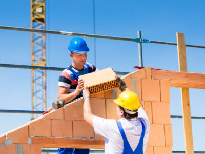 Fundamental para garantir a segurança e o conforto, o tijolo é peça-chave na fase de revestimento de uma edificação. A escolha do material certo também tem tudo a ver com o estilo do projeto, ou seja, será responsável por dar aquele toque que faz toda a diferença no resultado final da obra.