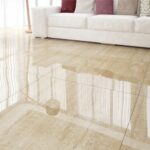 Sinônimo de requinte e sofisticação, o porcelanato polido tem alto brilho e reflete a luminosidade. Essa característica faz com que proporcione ambientes mais amplos e claros.