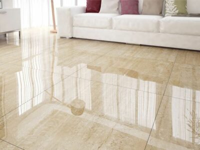 Sinônimo de requinte e sofisticação, o porcelanato polido tem alto brilho e reflete a luminosidade. Essa característica faz com que proporcione ambientes mais amplos e claros.