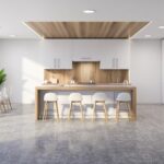 Por ser um espaço sujeito à umidade e gordura, o porcelanato é uma boa pedida, pois favorece a limpeza e a boa manutenção diária. Afinal, nesse ambiente é comum derrubarmos alimentos e líquidos. Fora isso, o fluxo constante pede uma atenção maior à higienização.