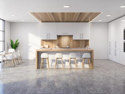 Por ser um espaço sujeito à umidade e gordura, o porcelanato é uma boa pedida, pois favorece a limpeza e a boa manutenção diária. Afinal, nesse ambiente é comum derrubarmos alimentos e líquidos. Fora isso, o fluxo constante pede uma atenção maior à higienização.