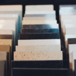 Sem dúvida alguma, nessa hora o porcelanato se destaca, principalmente por conta do custo e da elegância, como a escolha perfeita para os mais variados projetos. Devido à durabilidade, beleza, fácil higienização e versatilidade, acaba sendo a solução mais indicada quando o assunto é pisos e revestimentos.