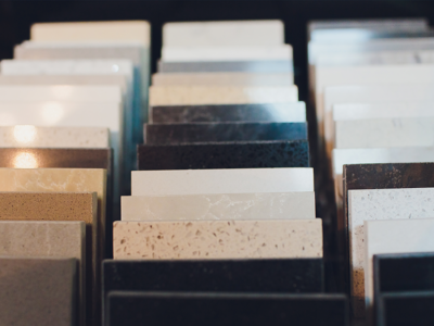 Sem dúvida alguma, nessa hora o porcelanato se destaca, principalmente por conta do custo e da elegância, como a escolha perfeita para os mais variados projetos. Devido à durabilidade, beleza, fácil higienização e versatilidade, acaba sendo a solução mais indicada quando o assunto é pisos e revestimentos.