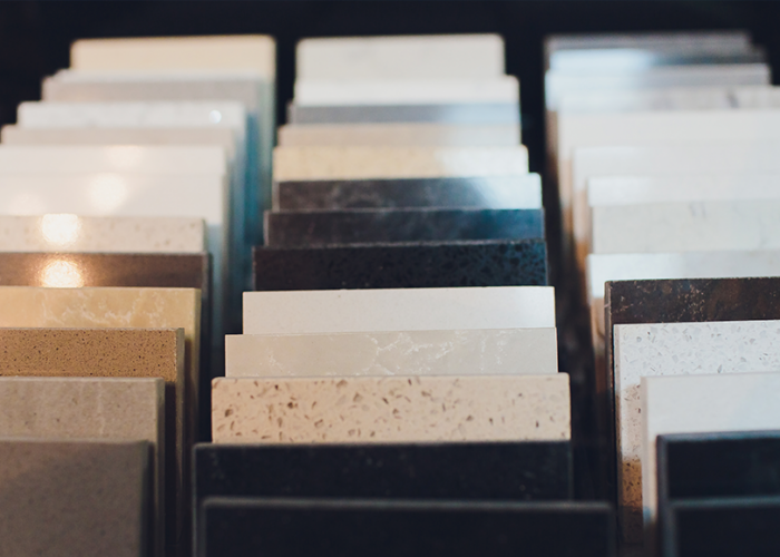 Sem dúvida alguma, nessa hora o porcelanato se destaca, principalmente por conta do custo e da elegância, como a escolha perfeita para os mais variados projetos. Devido à durabilidade, beleza, fácil higienização e versatilidade, acaba sendo a solução mais indicada quando o assunto é pisos e revestimentos.