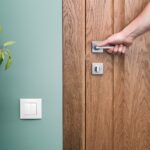 Peças-chave na decoração, as portas, sejam elas de madeira, ferro, metal, alumínio ou outro material, são também sinônimo de segurança. Por isso, é fundamental fazer as melhores escolhas para cada ambiente do seu lar.