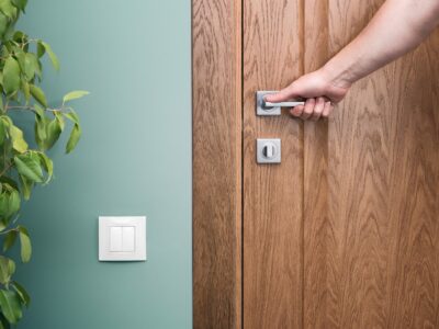 Peças-chave na decoração, as portas, sejam elas de madeira, ferro, metal, alumínio ou outro material, são também sinônimo de segurança. Por isso, é fundamental fazer as melhores escolhas para cada ambiente do seu lar.