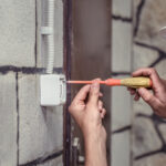 A manutenção preventiva também faz bem ao bolso, pois permite resolver imperfeições que podem exigir futuramente gastos maiores com materiais e a contratação de mão de obra especializada. Essa ação garante ainda uma excelente durabilidade e valoriza o imóvel.