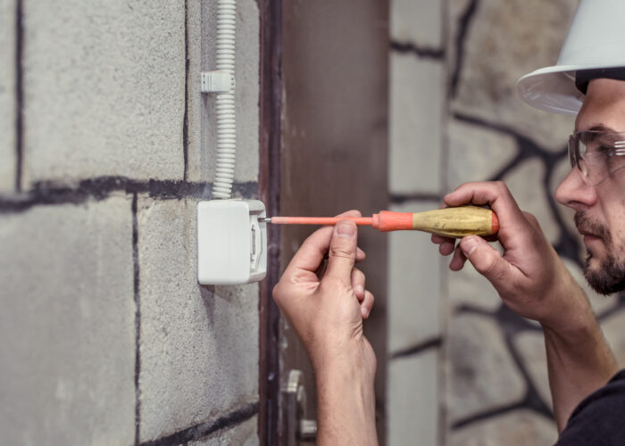 A manutenção preventiva também faz bem ao bolso, pois permite resolver imperfeições que podem exigir futuramente gastos maiores com materiais e a contratação de mão de obra especializada. Essa ação garante ainda uma excelente durabilidade e valoriza o imóvel.