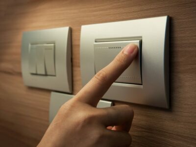 Esses dispositivos são peças-chave para o bom funcionamento de qualquer casa. Afinal, devem ser eficientes, além de oferecer a iluminação esperada em cada espaço, garantir o pleno funcionamento dos aparelhos e também contribuir com a decoração.