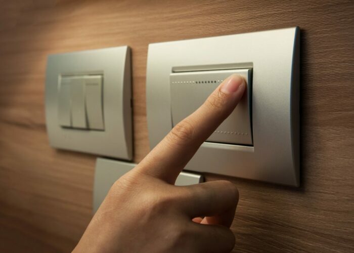 Esses dispositivos são peças-chave para o bom funcionamento de qualquer casa. Afinal, devem ser eficientes, além de oferecer a iluminação esperada em cada espaço, garantir o pleno funcionamento dos aparelhos e também contribuir com a decoração.