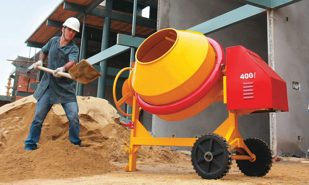 Na prática, a betoneira também exige bastante atenção para evitar acidentes. O uso depende de cuidados especiais com a segurança, que incluem a adoção de equipamentos de proteção individual (EPIs), entre outras medidas.