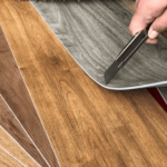 Se está construindo ou reformando sua casa, saiba que o piso vinílico na parede pode transformar ambientes e proporcionar muito estilo ao seu projeto. Devido à variedade de cores, tonalidades e texturas, esse revestimento tem o poder de realçar a decoração dos mais diversos espaços.