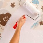 Seja qual for a sua escolha, saiba que dá para mesclar pintura e papel de parede na reforma da sua casa. Avalie as cores, formatos e crie ambientes únicos. Com um toque de criatividade, seu cantinho vai ficar ainda mais especial. Pode apostar!