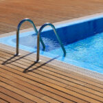 Uma piscina pode garantir um toque especial à decoração da área externa, além de ser um espaço propício para criar momentos memoráveis em família e com os amigos. Para que a diversão não se transforme em dor de cabeça, cuide de cada detalhe do projeto e jamais abra mão da segurança. Os dias quentes prometem ser inesquecíveis e muito refrescantes!