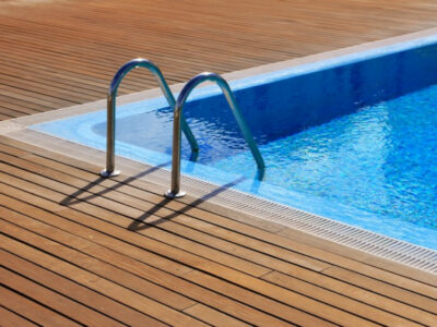 Uma piscina pode garantir um toque especial à decoração da área externa, além de ser um espaço propício para criar momentos memoráveis em família e com os amigos. Para que a diversão não se transforme em dor de cabeça, cuide de cada detalhe do projeto e jamais abra mão da segurança. Os dias quentes prometem ser inesquecíveis e muito refrescantes!