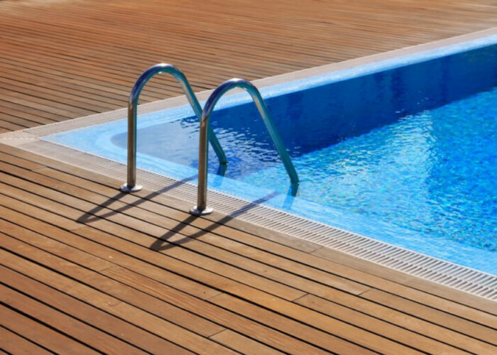7 passos para construir uma piscina no seu quintal Uma piscina pode garantir um toque especial à decoração da área externa, além de ser um espaço propício para criar momentos memoráveis em família e com os amigos. Para que a diversão não se transforme em dor de cabeça, cuide de cada detalhe do projeto e jamais abra mão da segurança. Os dias quentes prometem ser inesquecíveis e muito refrescantes!