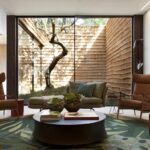 Se quer melhorar a qualidade do ar dentro de casa, ter um espaço de relaxamento e bem-estar, além de adicionar valor estético ao seu lar, o jardim de inverno é, com certeza, uma boa ideia. Aposte nessa solução aconchegante para você e sua família.