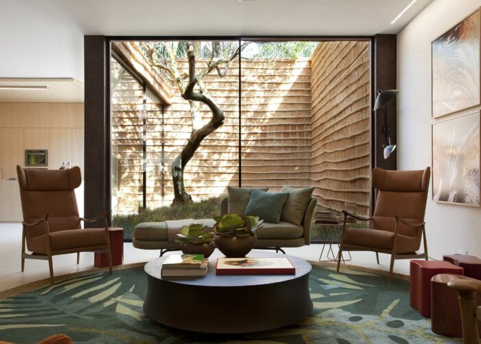 Se quer melhorar a qualidade do ar dentro de casa, ter um espaço de relaxamento e bem-estar, além de adicionar valor estético ao seu lar, o jardim de inverno é, com certeza, uma boa ideia. Aposte nessa solução aconchegante para você e sua família.