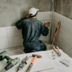 Seguindo à risca todas essas orientações, é possível colocar pisos e revestimentos no banheiro de forma eficiente e com um acabamento profissional. Você merece esse conforto!